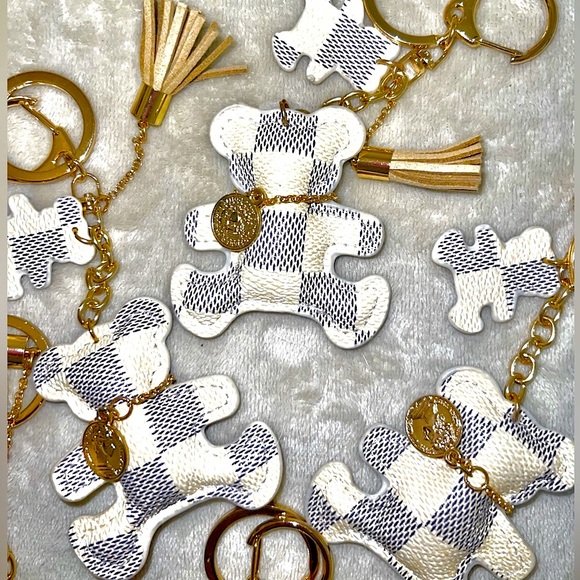 4 WHITE & BLUE CHECKERED BEAR KEY CHAINS! I only have 4! - Picture 2 of 2